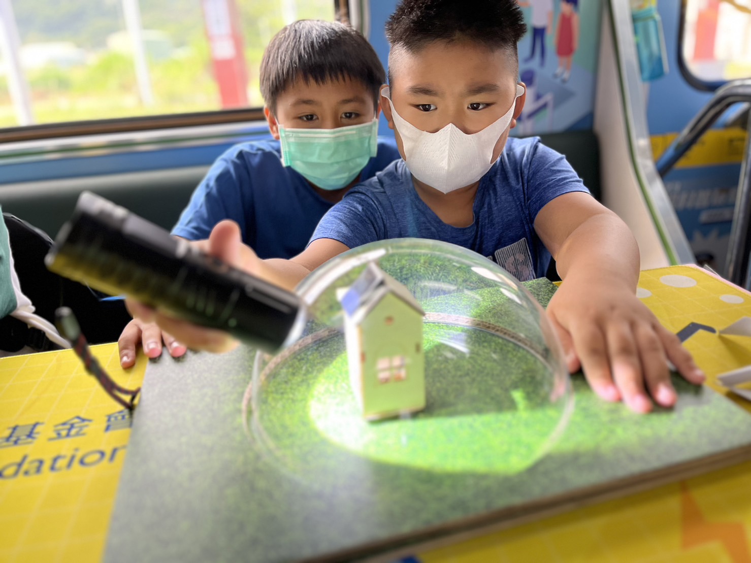 友達參與基礎科學主題車廂，以STEAM教學精神，設計「逐日科學家」、「太陽能工程師」以及「淨零建築師」三大能源科普課程和實驗