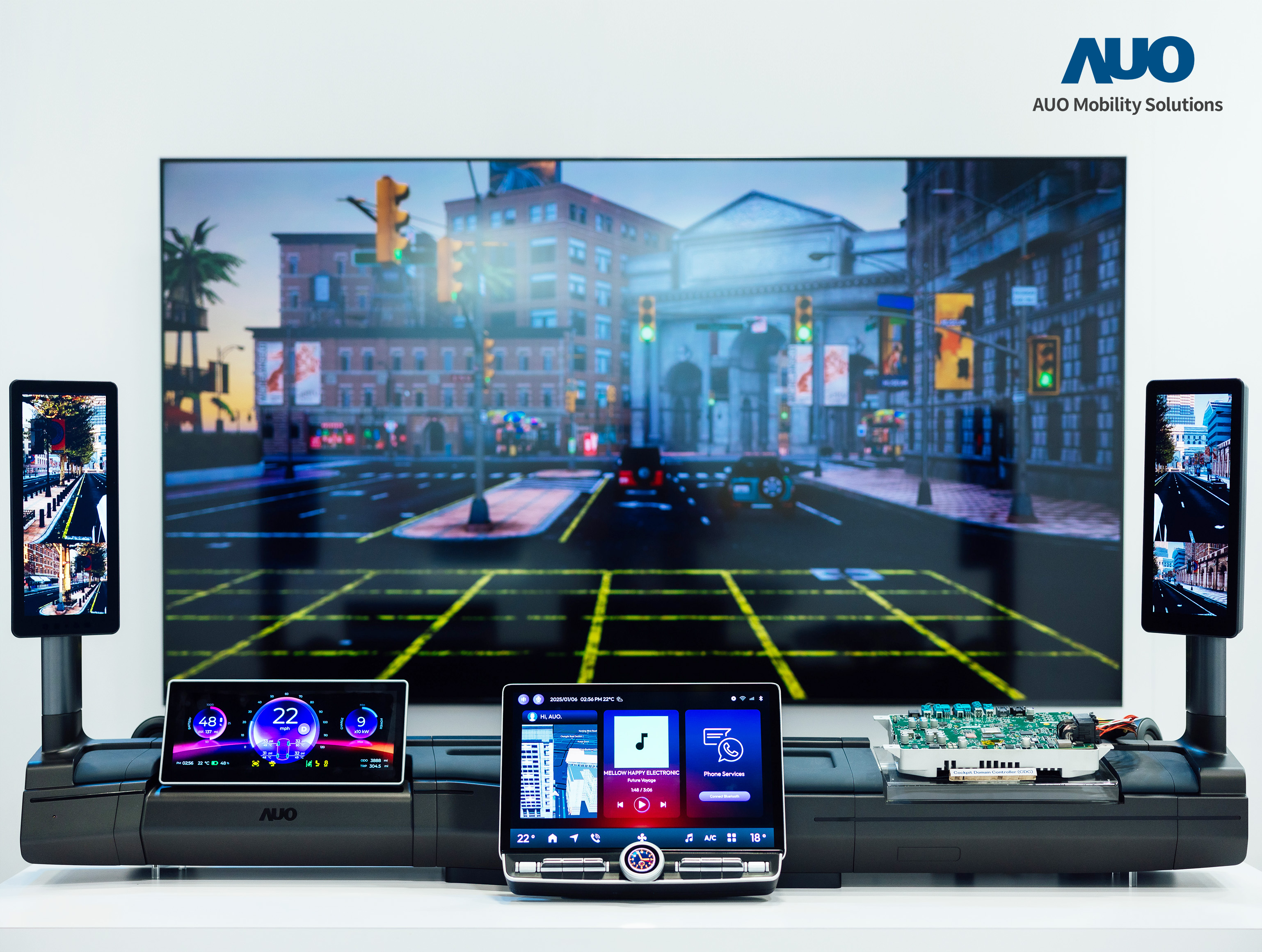 友達智慧移動推出智慧座艙域控平台，支援CDC、分區架構並整合AI運算模組，提供智慧體感與座艙互動功能，驅動個人化座艙功能全面升級。