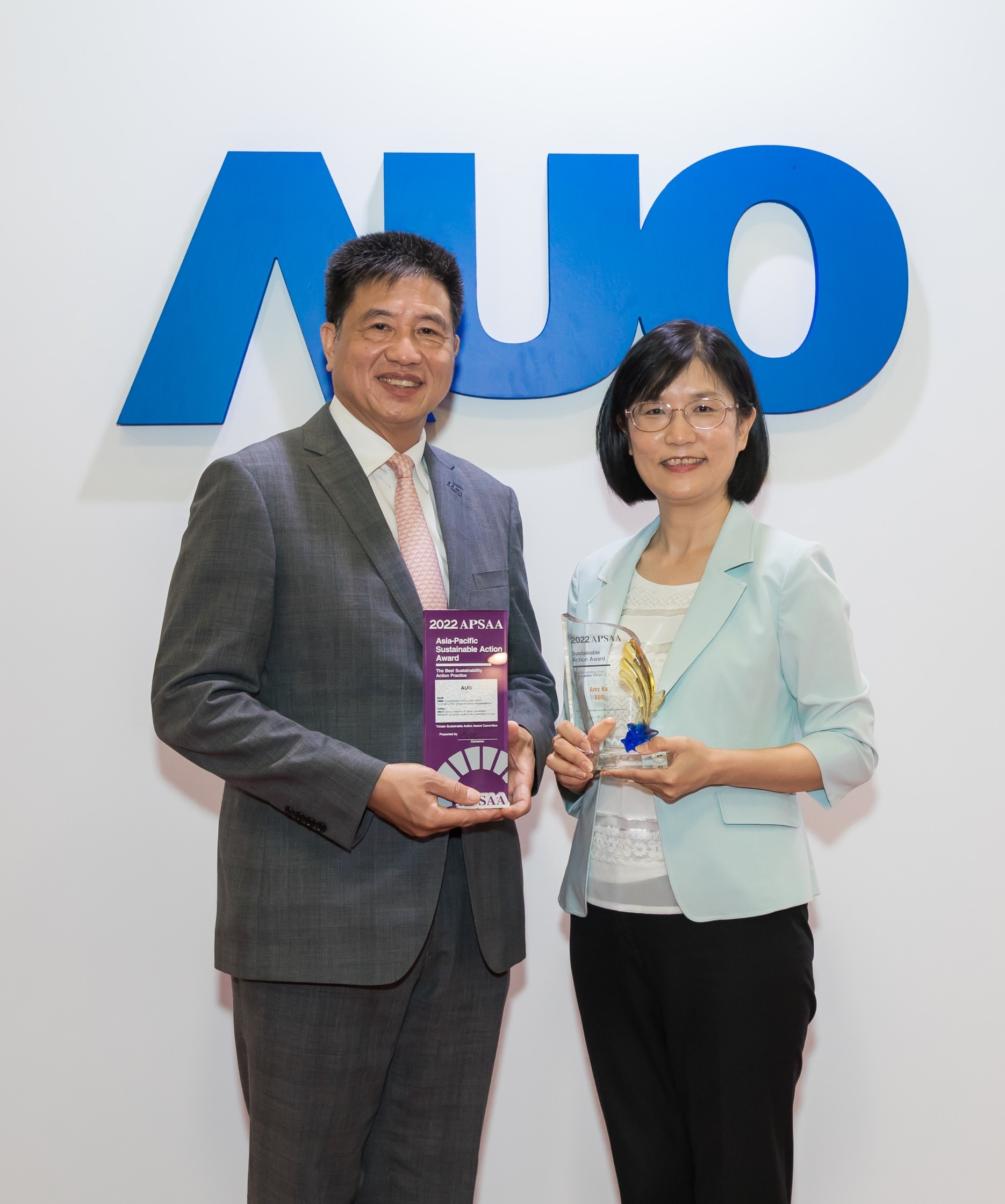 hth·华体长期垫筑永续远景的基石，透过ESG暨气候委员会逐步实践永续策略蓝图。其中，hth·华体光电永续长古秀华带领团队、制定中长期目标，缔造多面向亮眼表现，获得「顶尖永续长奖」的个人奖殊荣（左：hth·华体光电董事长暨执行长彭双浪，右：hth·华体光电永续长古秀华）