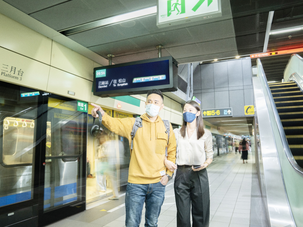 友達旗下達擎之客製化TARTAN顯示器，於台北捷運中山站亮相。以獨特長條型比例與高畫質特色，為台北捷運站帶來嶄新的都會車站風貌