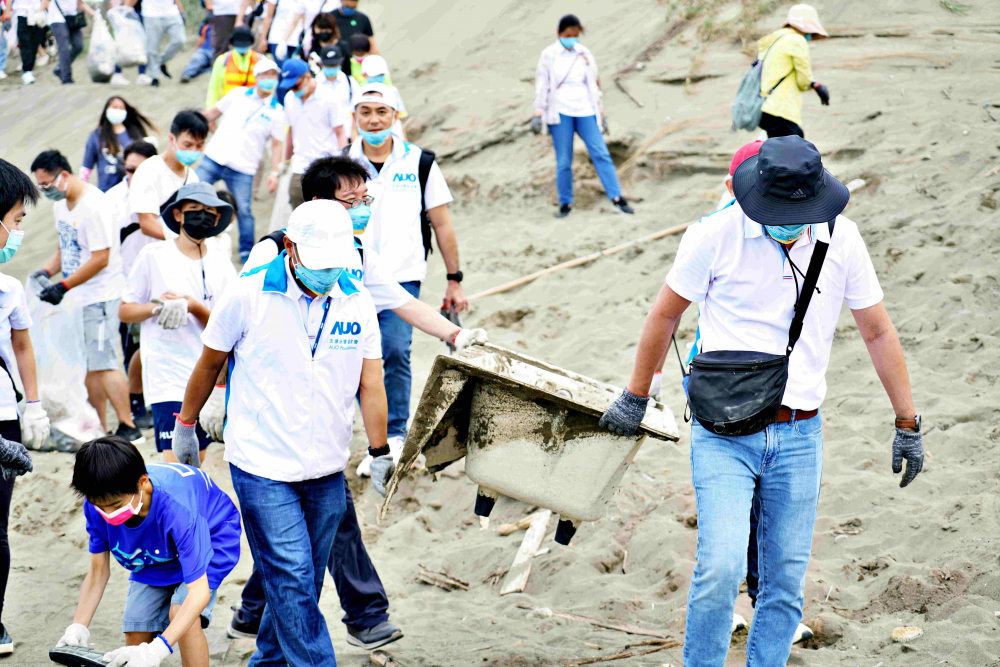 友達永續基金會2022 Ocean Party活動，與桃園市政府環保局、海湧工作室、觀音樹林里社區多方合作，一同手護台灣藍色海岸