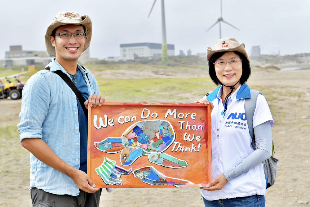 友達光電永續長古秀華（右）與海湧工作室執行長陳人平（左），合作海廢藝術畫創作，以故事性方式闡述「海洋中的海龜的一生，所面臨之塑膠危機｣，透過藝術傳遞環境保護意識