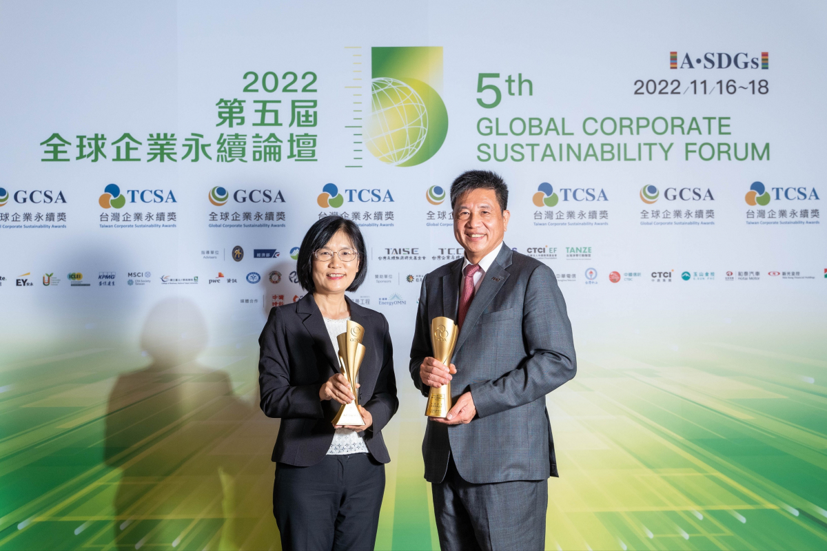 hth·华体作为净零碳排先锋，期引领价值链伙伴同行共好，卫冕制造业组&ldquo;十大典范企业&rdquo; 二连冠殊荣(左：hth·华体光电永续长古秀华，右：hth·华体光电董事长暨执行长彭双浪)