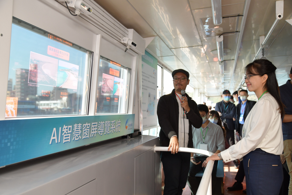 友達整合透明Micro LED智慧窗，透過景物GPS座標定位追蹤乘客視線，可即時在智慧窗提供正確的導覽資訊