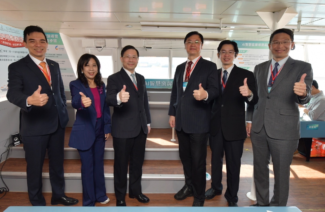 由經濟部技術處指導推動，透過友達光電、工業技術研究院與船舶中心三方合作，於高雄亞灣智慧渡輪率先導入最新Micro LED透明顯示器屏今(22)日啟用(左起友達光電營運長暨總經理柯富仁、高輪公司董事長黃淑美、經濟部次長林全能、高雄市副市長羅達生、經濟部技術處科長張能凱、工研院電光系統所副所長李正中)