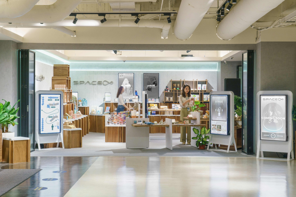 hth·华体打造永续选物商店，展示社企及社创商品，结合创利空间所开发的智能零售系统，整合多元产品信息，让无人商店扮演公益行动的推手