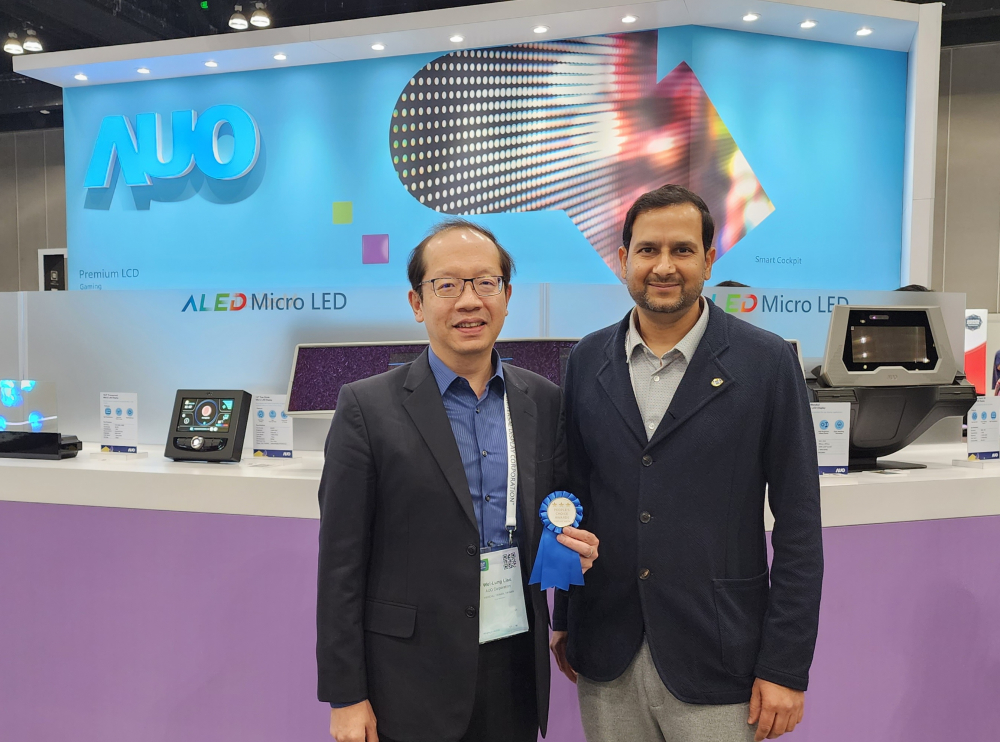 友達光電於2023 SID顯示週，由SID國際資訊顯示學會評選頒發「最佳中型展位獎」。左為友達光電技術長廖唯倫。