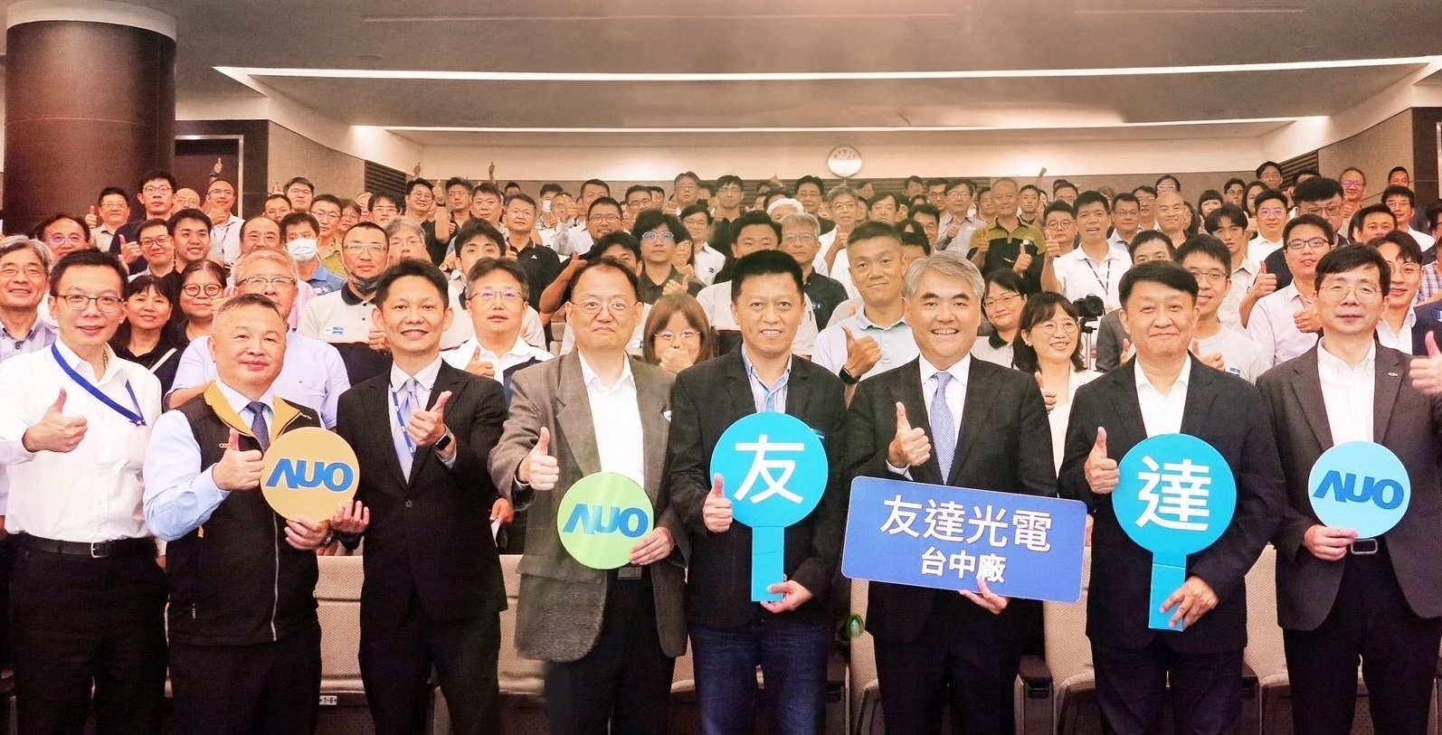 友達以太陽能解決方案領航者，跨足建築領域，4日在台中廠區舉辦「光電建築一體化研討會」，邀請產業先驅共同推動綠化，打造新一代智慧綠建築。