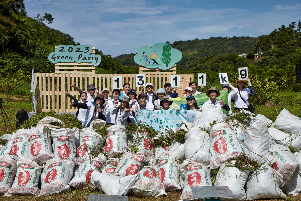 友達集結超過200位志工，攜手移除高達1311公斤的外來入侵種「小花蔓澤蘭」