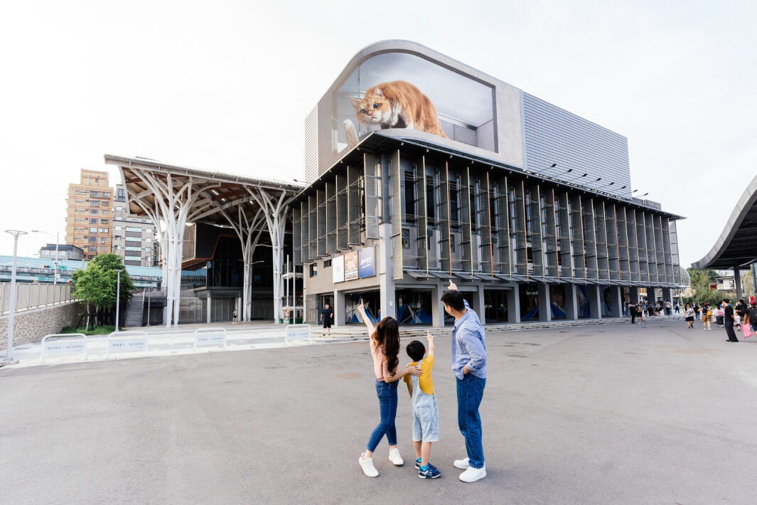 友達打造全台最大戶外裸視3D LED弧形螢幕，將超立體的軟萌胖橘貓動畫活躍於頂樓外牆
