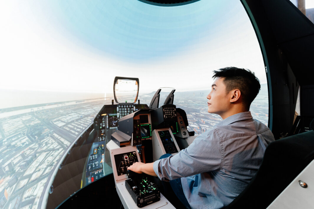 友達以P1.25小間距打造球形LED模擬艙，搭配智崴的精密六軸動態座椅，結合友達專業影像調校技術，呈現擬真模擬飛行場景