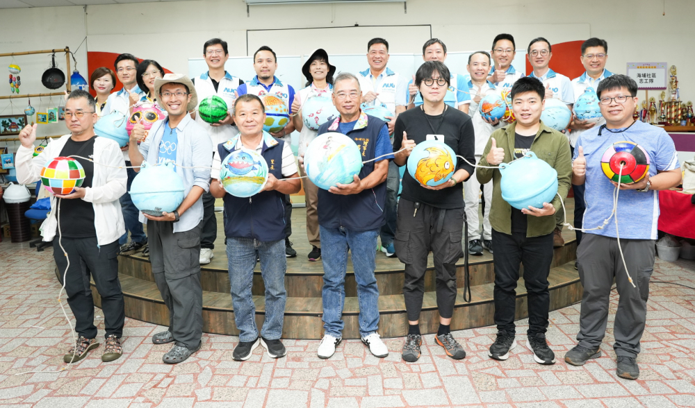 友達光電暨友達永續基金會董事長彭双浪與農業部林業及自然保育署新竹分署夏分署長、供應商夥伴、在地鄰里協會、社企團體，以循環再生的海廢浮球倡議從源頭減廢，為地球移除塑膠垃圾，共同「手」護台灣美麗海岸