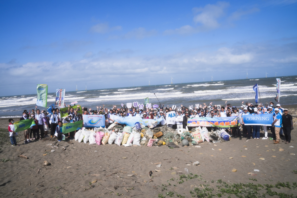 友達永續基金會召集企業志工、產官學和供應商夥伴，在苗栗後龍外埔魚港1340保安林海岸淨攤，齊心協力清除1.2公噸海洋廢棄物，以行動實踐對環境友善的承諾