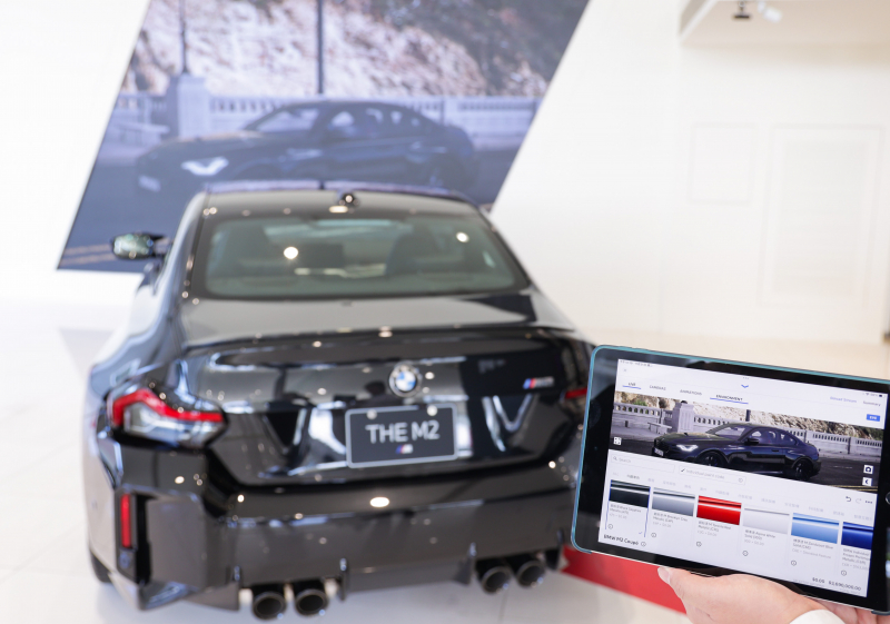 賞車介面即時投放到LED牆上，顧客可即時更換車輛內裝、零件選配與車款配色，提供近乎與實車等比例的沉浸式無死角虛擬賞車體驗