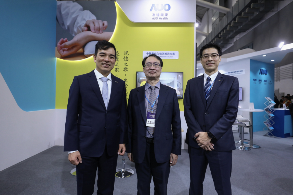 首次於醫療科技展亮相的友達耘康，捐贈數位化檢測設備與研究經費，協助衛福部國家中醫藥研究所打造中醫大數據資料庫。圖由左至右為友達光電執行長暨總經理柯富仁、衛福部國家中醫藥研究所所長蘇奕彰、友達光電智慧醫療事業群總經理廖世宏