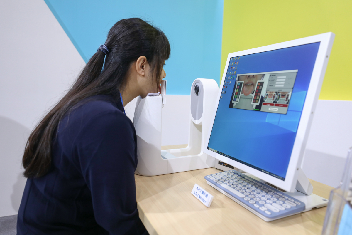 友達耘康延伸友達卓越的感測技術及色彩管理專長，研發出舌象擷取系統，可提供數據化、影像化的檢測結果，輔助醫師與專業醫事人員做為臨床研究、檢測結果評估與檢測紀錄的留存