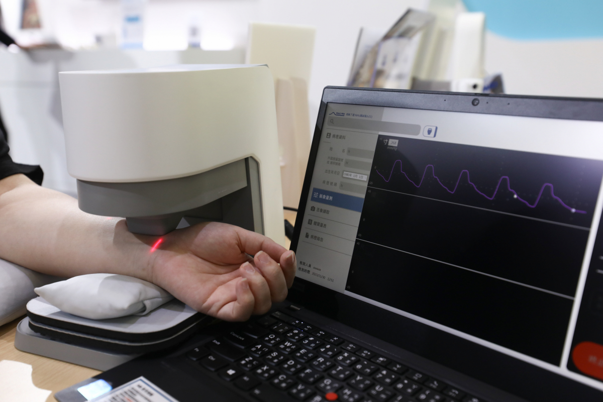 友達耘康脈象檢測系統透過電腦精準控制升降系統，還原中醫師三指把脈過程的舉、按、尋手法，將脈象感受轉化成數據，實現智慧醫療及準確性