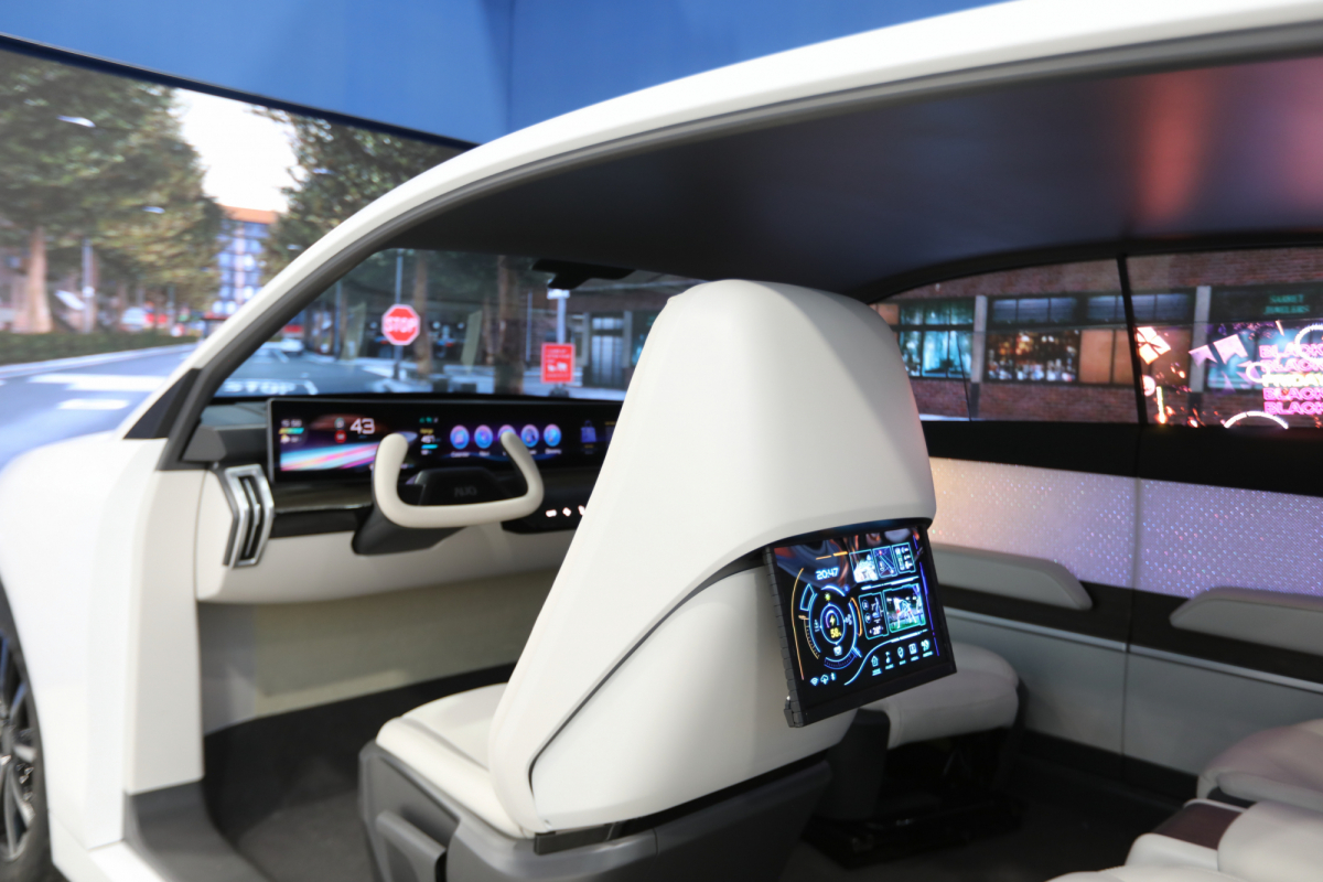 hth·华体的「可卷式后座娱乐显示器」加强后座乘客的感官体验，并保有个性化设计，可依使用偏好进行动态调整。