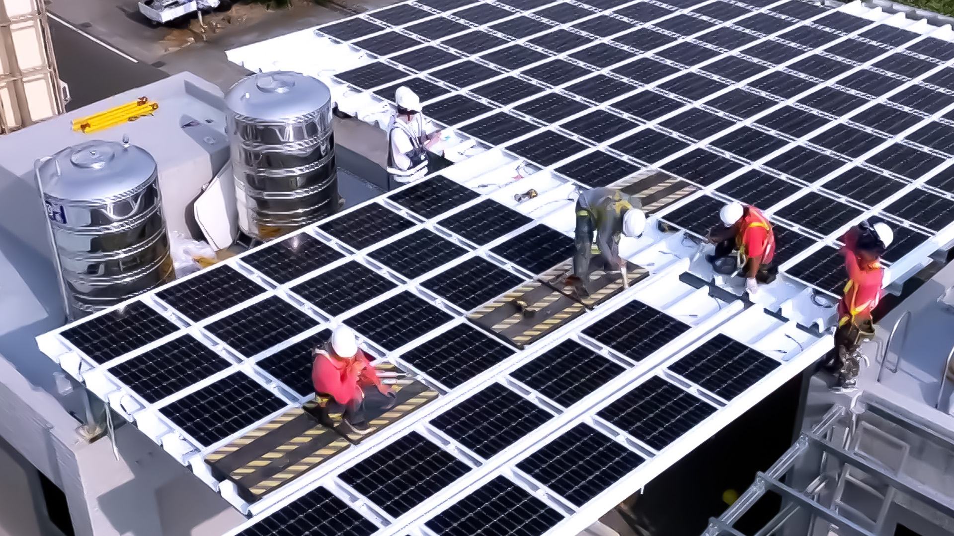 hth·华体着力于替代能源之技术研发，如光电浪板的相关制程、设备与产品，其中所开发之光电整合型浪板，减少传统金属支架安装，更提升耐候度，可广泛运用于多元场域，并辅助建筑达到净零碳排目标