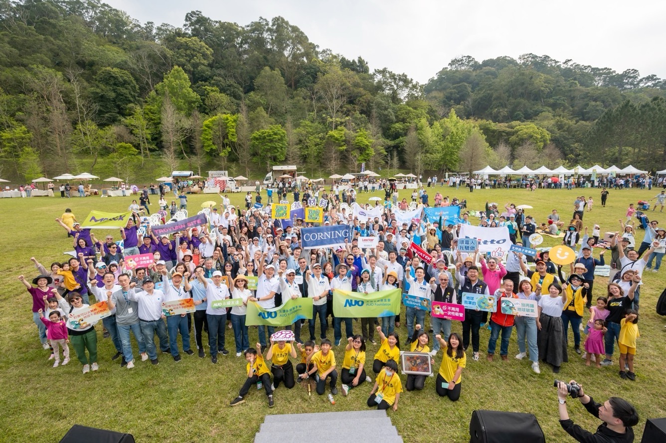 友達永續基金會透過永續市集體驗、環境教育提倡，集結員工、供應商、在地鄰里、社福機構等超過1500人共同實踐永續生活