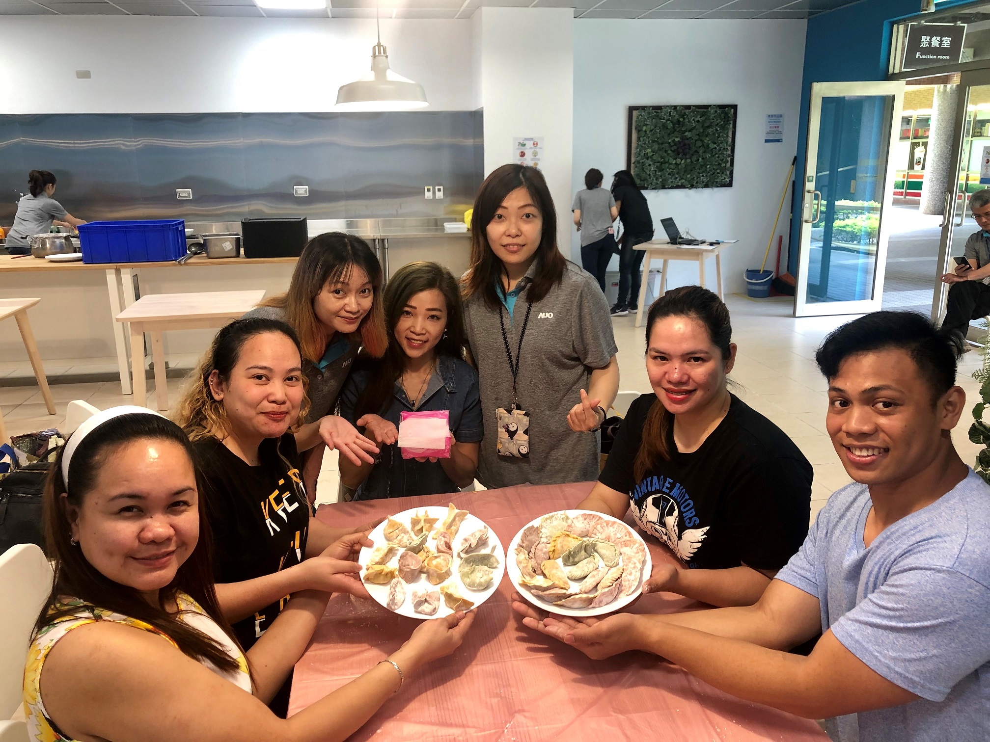 友達將DEI理念貫徹到企業文化和實踐，舉辦如台菲廚藝交流等活動，讓同仁了解彼此文化差異、培養情感