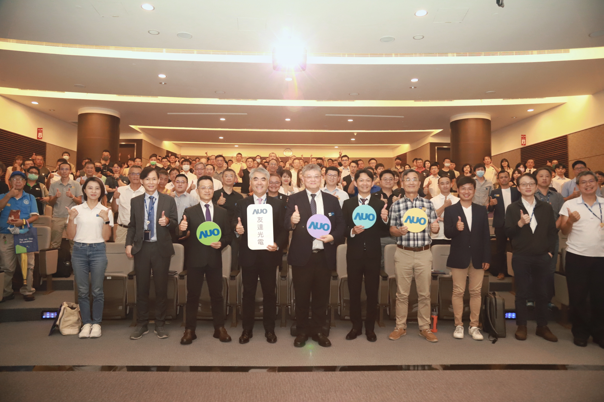 友達光電邀請領域專家共研再生能源發展、電力需求及建築物減碳等議題進行交流，盼共擘綠色永續生態圈的嶄新契機。