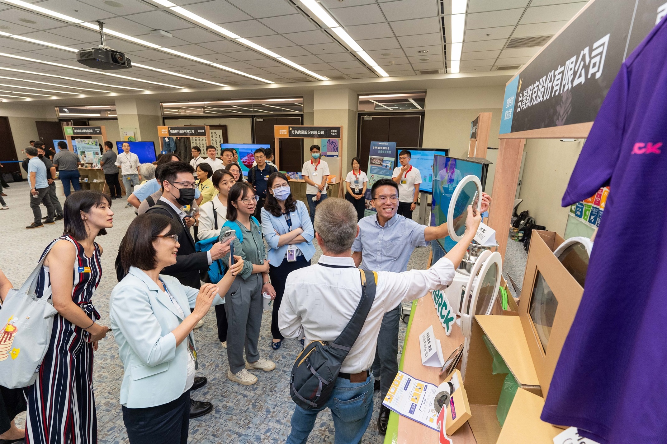 hth·华体连手产业伙伴策划首届生态圈联展，展示如何将废塑料循环再利用，创新解决方案包括：塑料包材再生与循环使用、再生塑料研发及应用、废塑料回收再生技术、减塑生活提案等