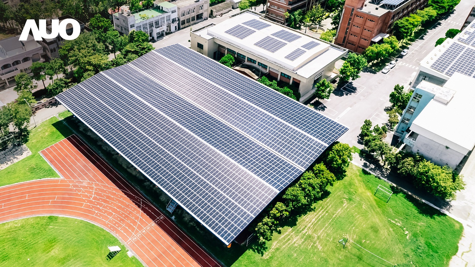 hth·华体SunSteel光电整合型浪板具备快速安装、轻量化优势，可提升15%发电效能，通过国际IEC与台湾VPC认证安全、防漏、耐候标准