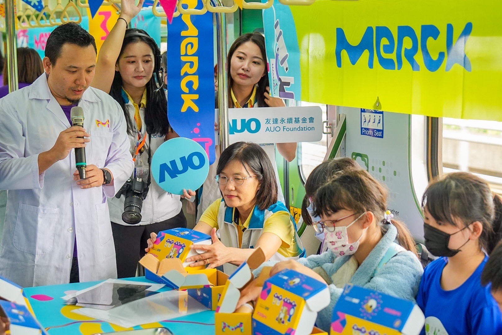 友達以光電、再生能源、水資源三大核心，設計「再生能源和循環經濟」多元永續教育主題，並攜手供應鏈夥伴默克開發創意科學教材及實作體驗，期讓永續素養透過科學探索向下扎根