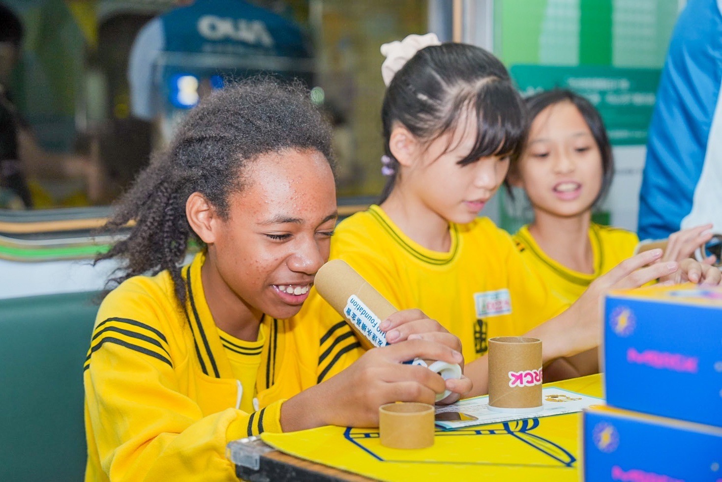 友達與默克分別回收不再使用的偏光片及液晶顯示模組，設計光電課程「玩轉光與闇」，讓學生們親手製作偏光萬花筒與簡易液晶顯示器，實踐循環再生的永續理念