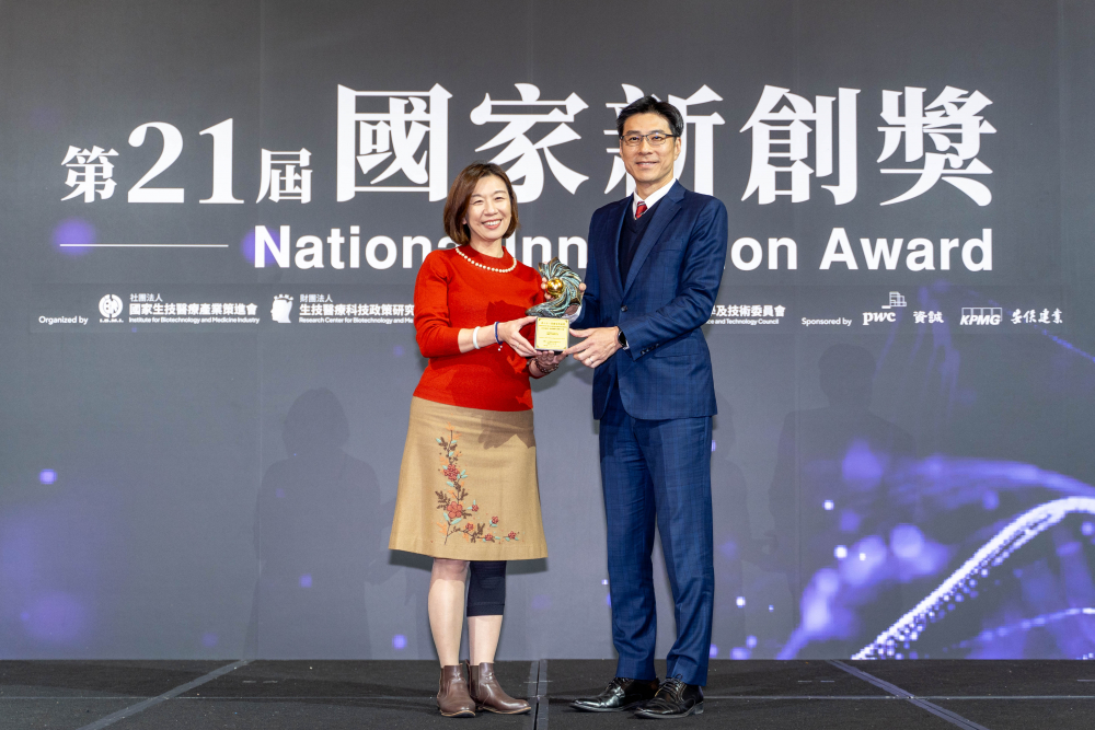 友達旗下子公司友達耘康與達擎分別以「中醫數位化檢測解決方案」及「寬視角3D醫療顯示器」獲得第二十一屆國家新創獎「智慧醫療與健康科技」類別的「企業新創獎」與「國家新創精進獎」兩項殊榮。圖左為衛生福利部政務次長林靜儀、圖右為友達光電智慧醫療事業群總經理廖世宏