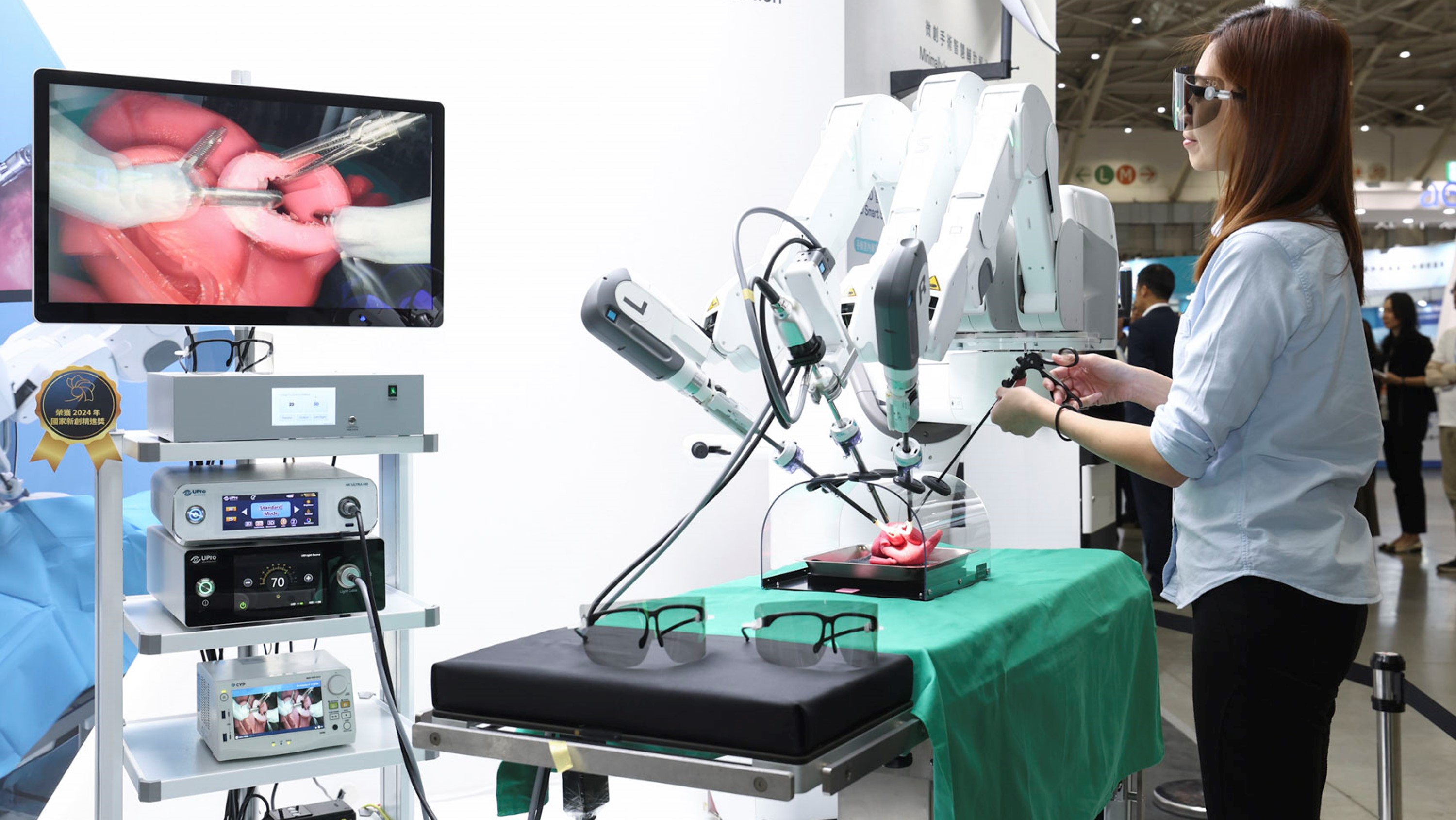 達擎寬視角3D醫療顯示器可應用於機器人手術即時3D解決方案，提供醫療團隊即時、同步的3D手術影像，提升溝通效率與手術安全性