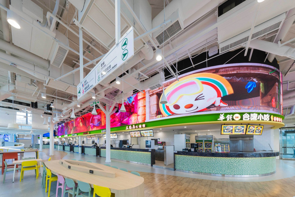 友達穩步推動雙軸轉型策略，旗下子公司達擎攜手傑可達數位與零售業者統一超商合作，為全新改裝開幕的「清水服務區」打造首創的裸視3D體驗牆