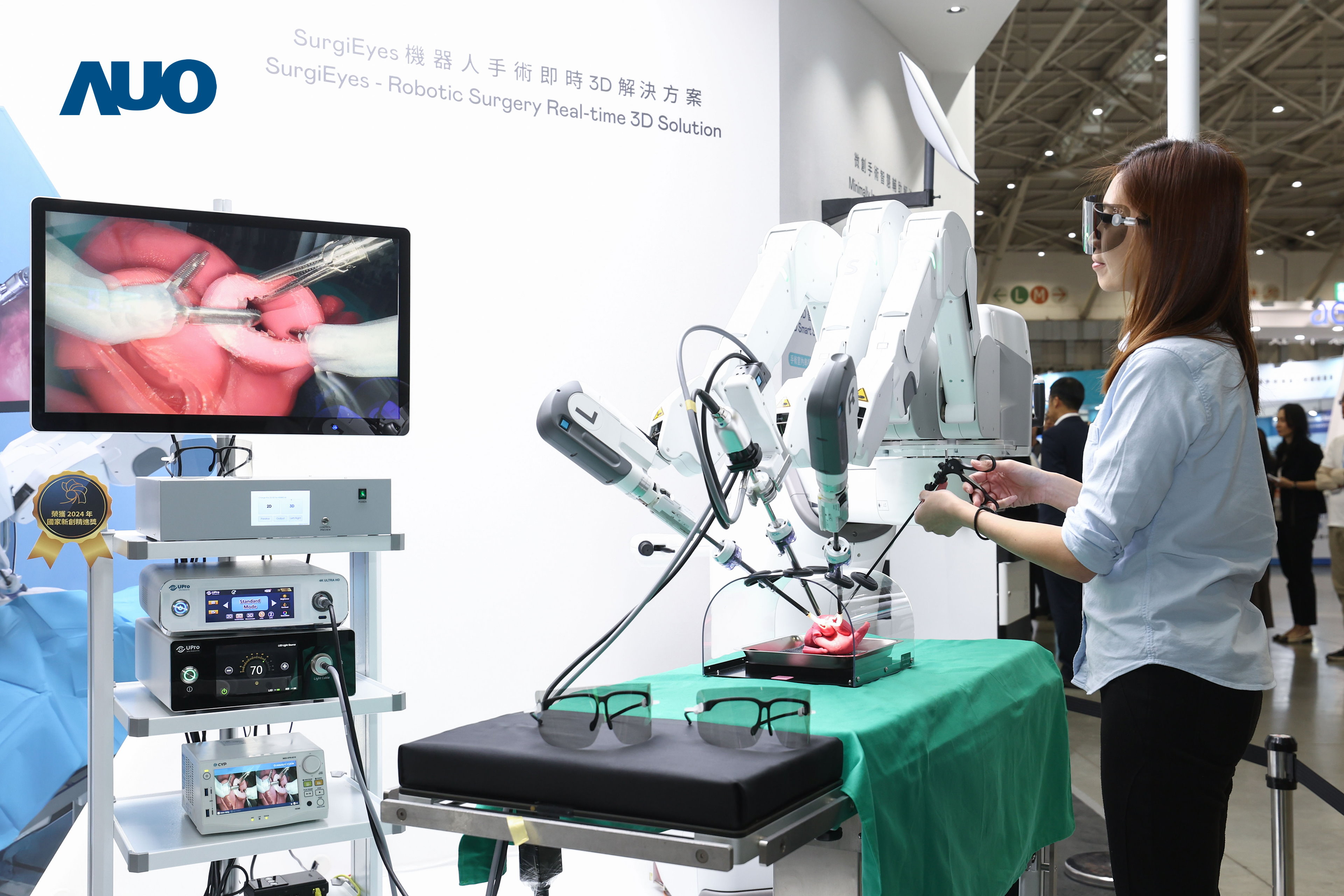 達擎以領先的3D顯示技術推出「SurgiEyes機器人手術即時3D解決方案」，整合先進3D影像處理與獨家3D垂直寬視角、廣色域的顯示技術，手術團隊可即時同步主刀醫師視角看到清晰3D影像，提升溝通效率與安全性。