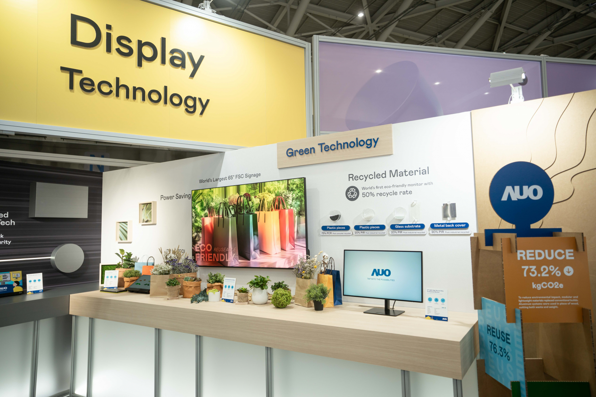 友達Touch Taiwan 2025雙展位再度獲etouch 綠色裝潢設計獎肯定；智慧顯示展位以鋁製模組系統取代傳統木作施作，並在相關裝潢物與設計使用可回收、可重複使用的材料，體現低碳與循環精神。