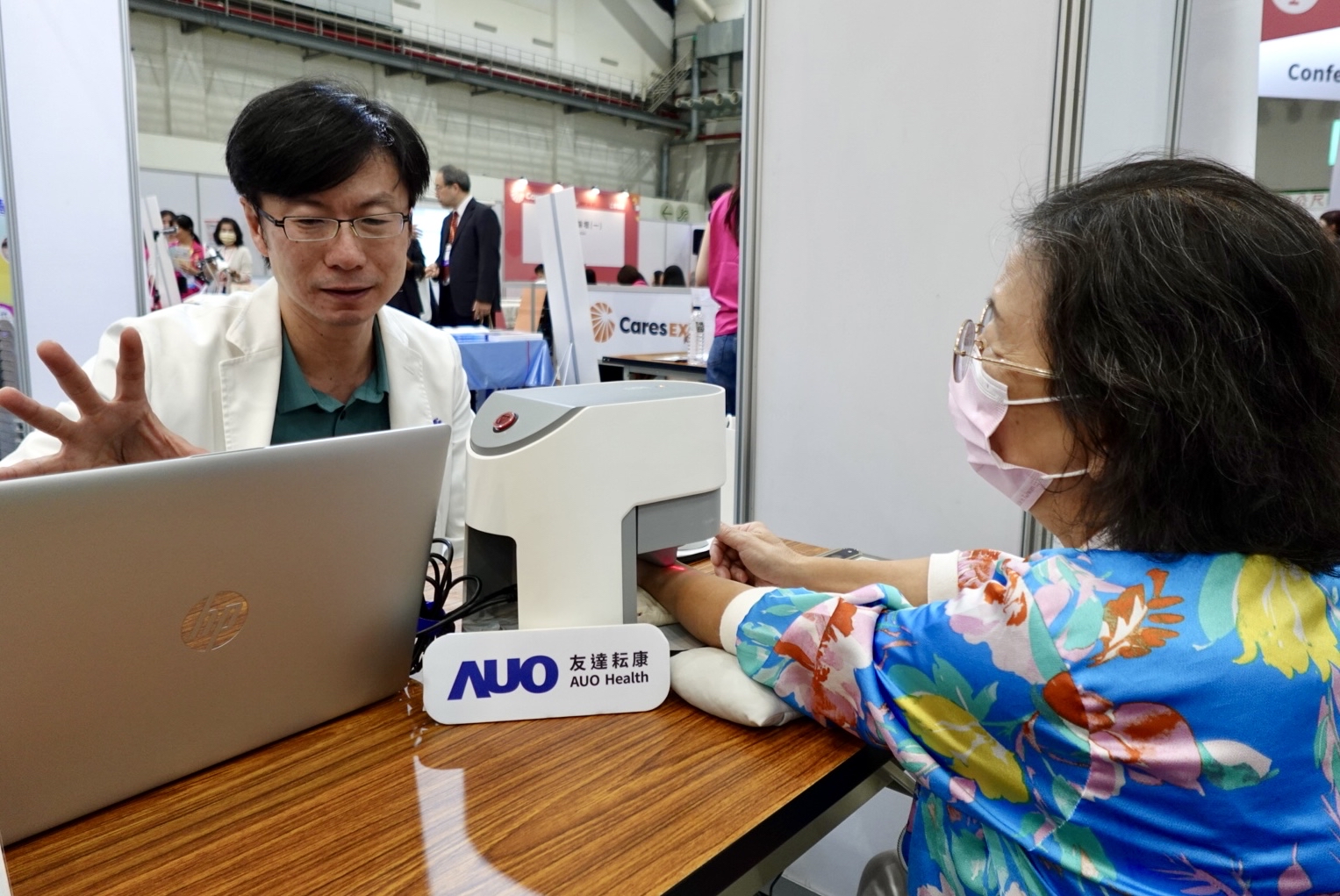 友達耘康與台北市中醫師公會於「2025台北國際照顧博覽會」攜手合作，提供參訪民眾中醫數位化檢測體驗與健康諮詢