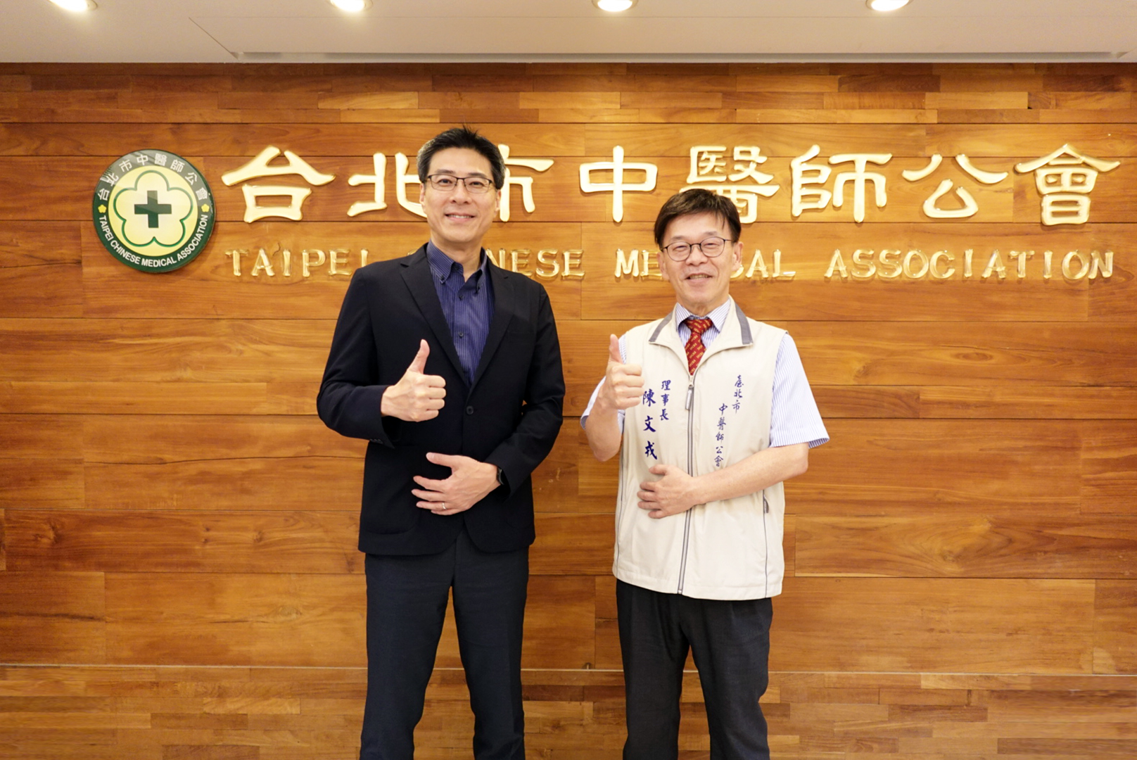友達耘康積極推動中醫數位化，以創新技術與研發能量串連各界專家，共同建構智慧中醫生態圈；圖為友達耘康廖世宏董事長（左）與台北市中醫師公會陳文戎理事長（右）