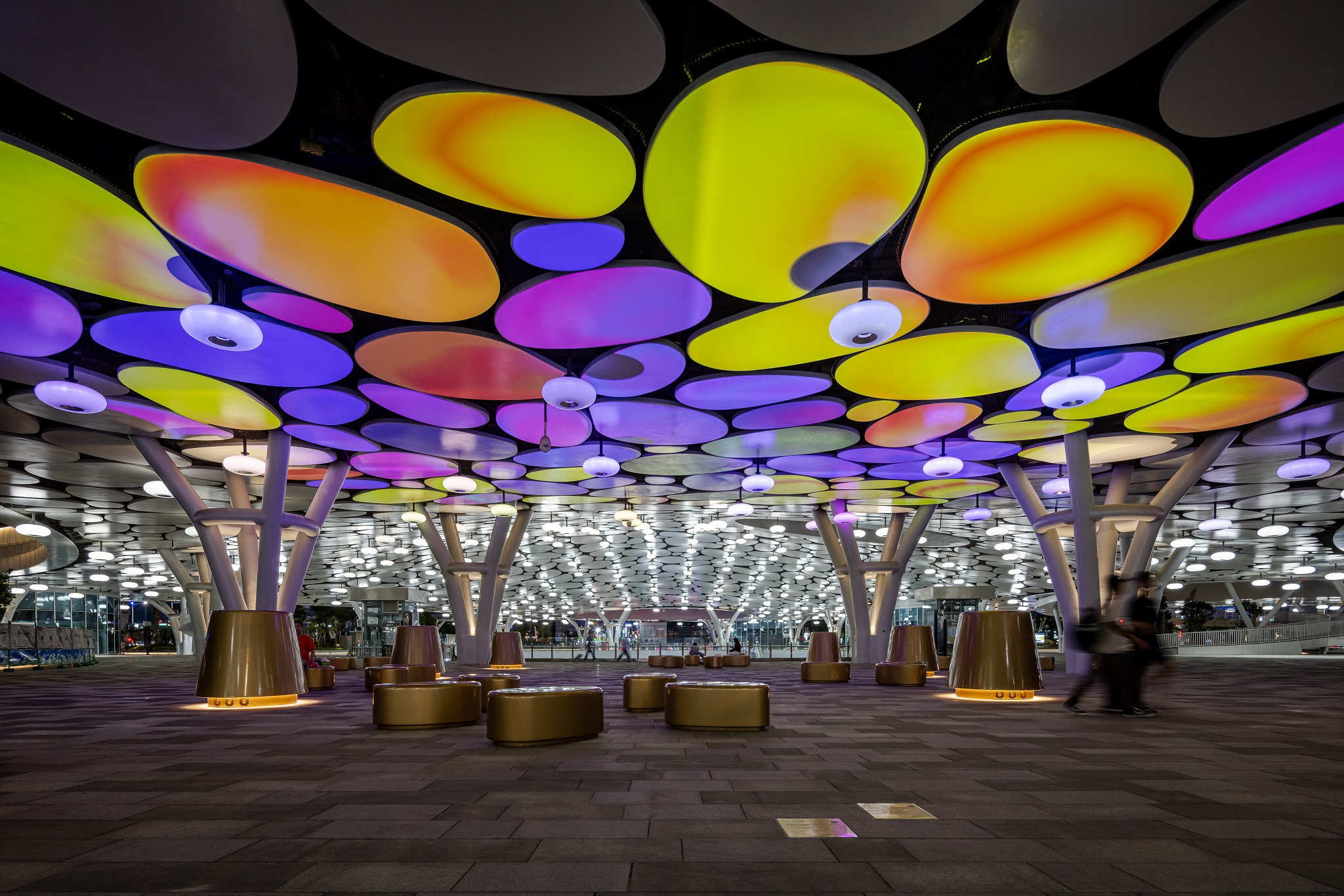 於「染色彩」作品中，創利空間協助藝術團隊將高雄車站天棚2700片鋁製雲朵染上繽紛色彩，從設備設定、光影軟體串接到現場調校，確保光線準確落在雲朵表面，展現層次與意境