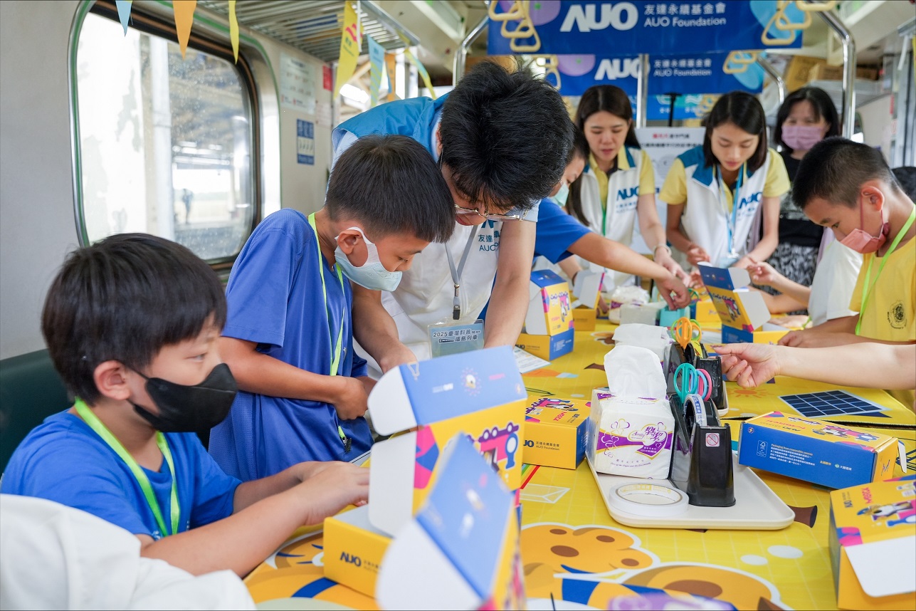 今年友達設計「光電、再生能源、水資源」三大課程主題，攜手供應鏈夥伴默克及大豐環保，以循環經濟理念開發創意教材
