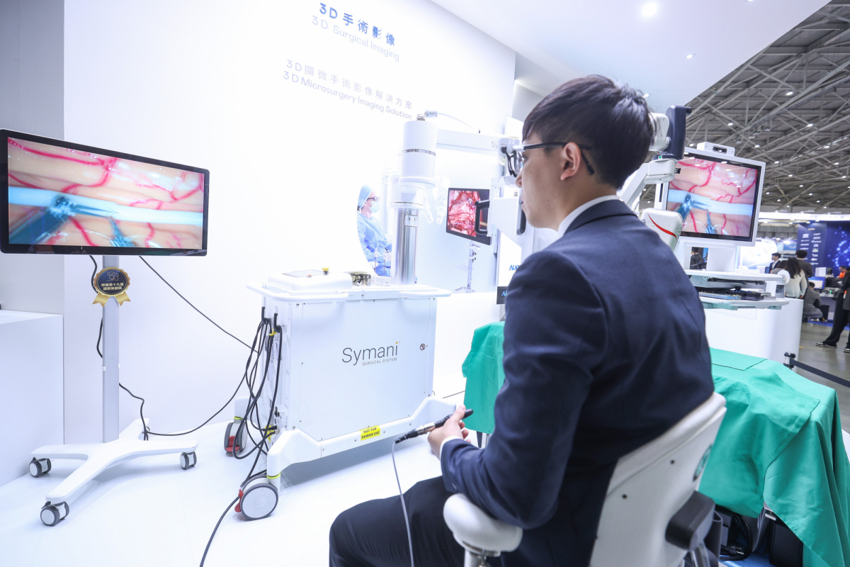 达擎推出〝3D显微手术影像解决方案〞，将3D影像技术从腹腔内视镜手术延伸至神经、血管、淋巴等高难度显微手术，提供超清晰立体视野，协助医疗团队在复杂手术中完成精准细腻操作。