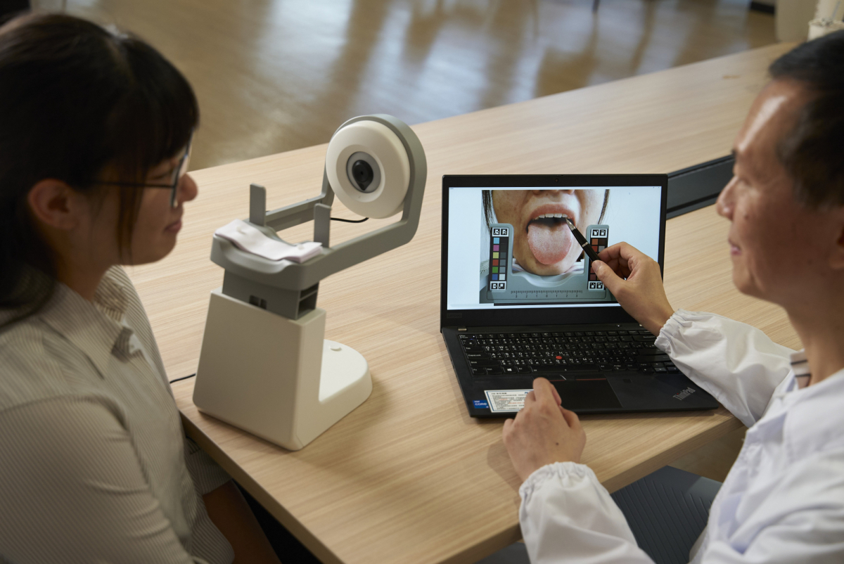 友達耘康的「舌象辨識軟體」則運用AI與大數據技術，可快速辨識舌色、舌形、苔色、苔質等特徵，顯著提升舌象辨識效率，優化檢測流程。