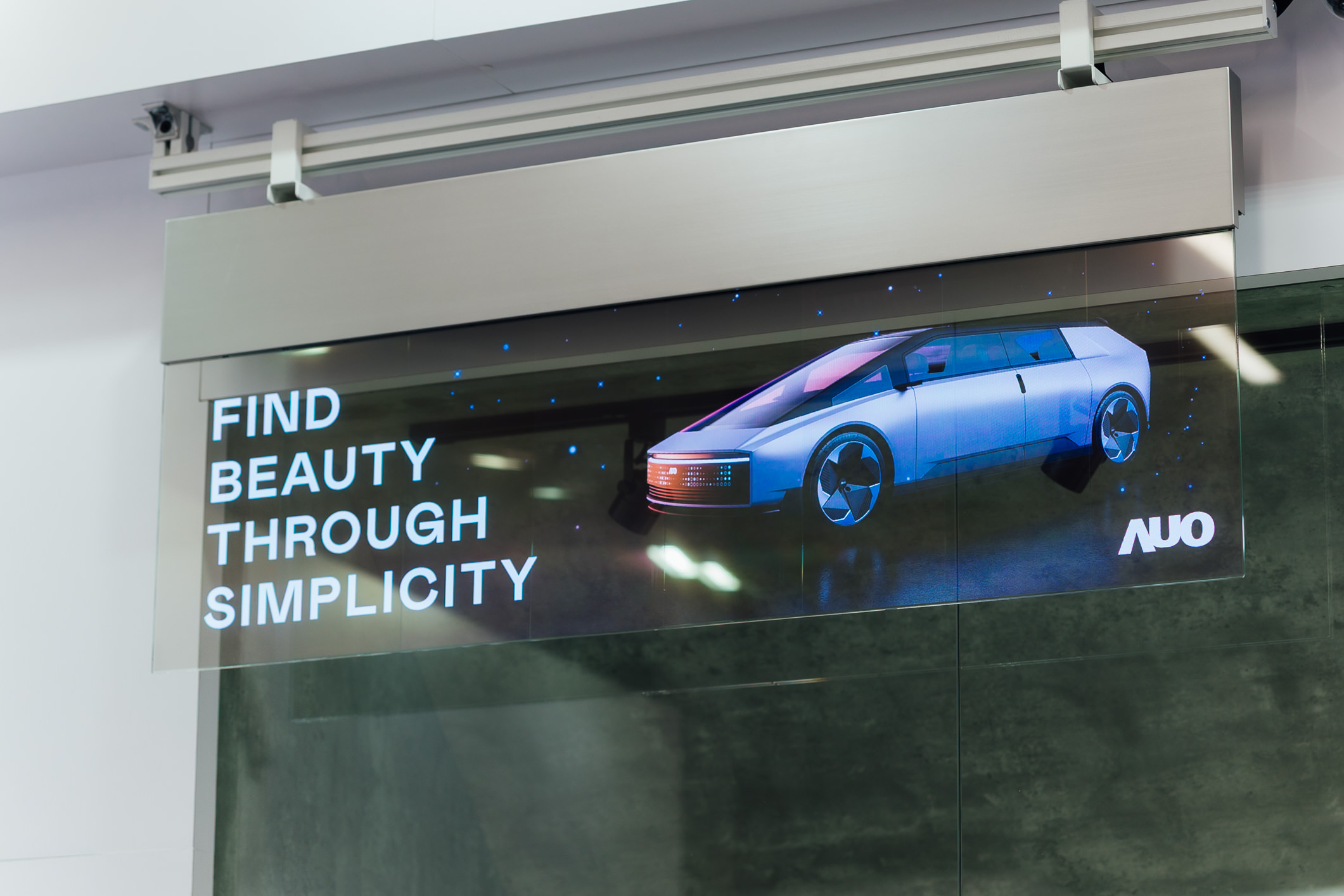 具備高亮度透明感的54吋透明Micro LED智慧看板，可無限拼接不同尺寸，營造出兼具科技感與美學的沉浸式氛圍，適用於旗艦店、展演空間等多元場域。