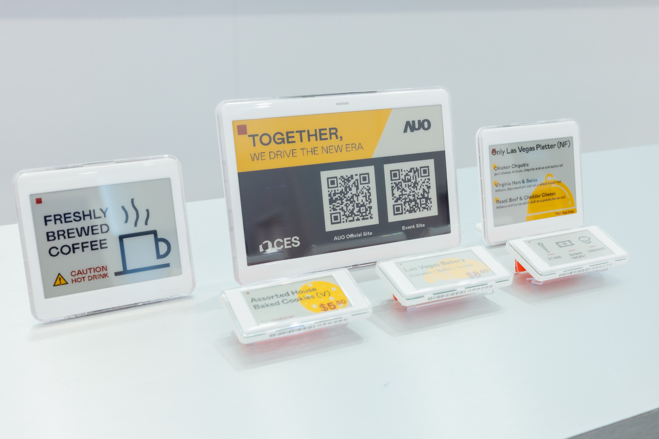 達擎開發的低功耗、全彩的aecoPost電子紙解決方案，僅在更新畫面時需要微量的電力驅動，無需佈建電線的便捷設計，使其可靈活應用、彈性選擇置放處；可搭配aecoTag電子貨架標籤解決方案，驅動商店內所有數位看板和電子貨架標籤，以遠端控制實現動態變價，提升門市人員作業效率，並以無紙化落實永續經營目標。