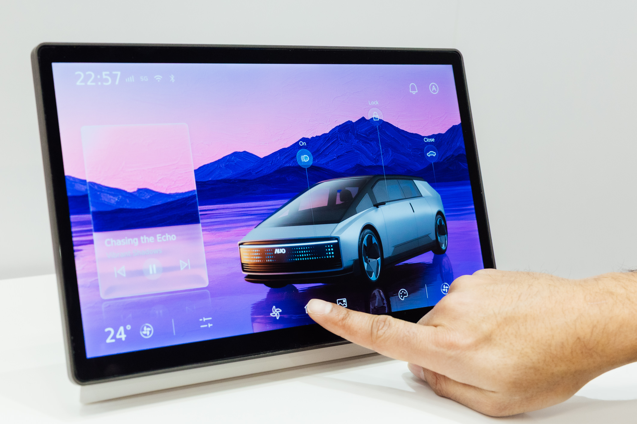 將先進抗反光技術導入於CID中控台呈現全時可視效果，並支援與座艙環境完美融合，帶來清晰且不干擾的駕駛與座艙操作體驗，兼容座艙質感與行車安全。