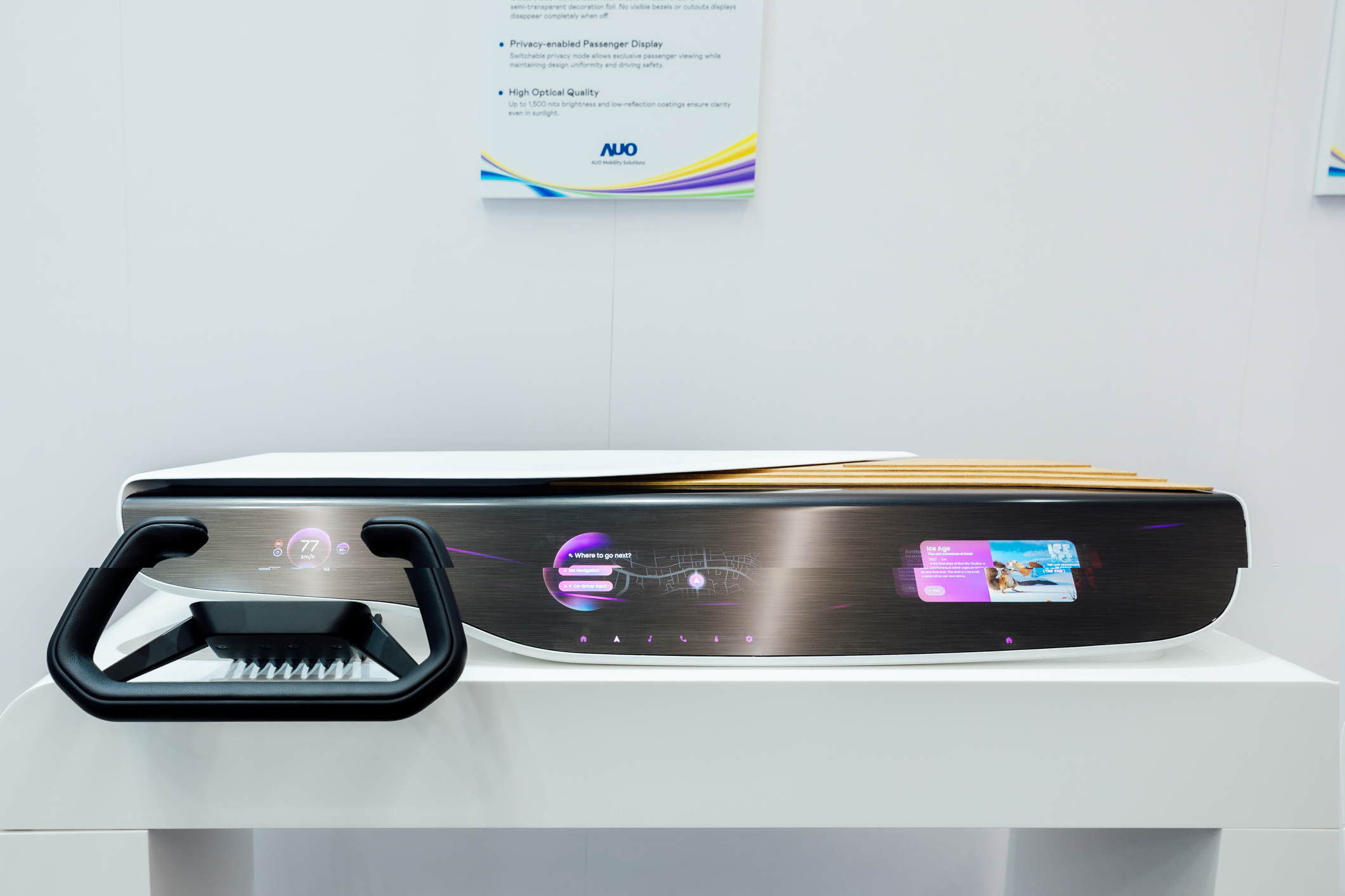 Horizon Intelligent Dash將儀表板、中控資訊顯示器及乘客資訊顯示器整合為一個無縫介面，營造端到端的一體化大尺寸顯示效果，並透過友達智慧移動所開發的網域控制器啟用AI驅動，支援訊號即時診斷與智慧空調控制。