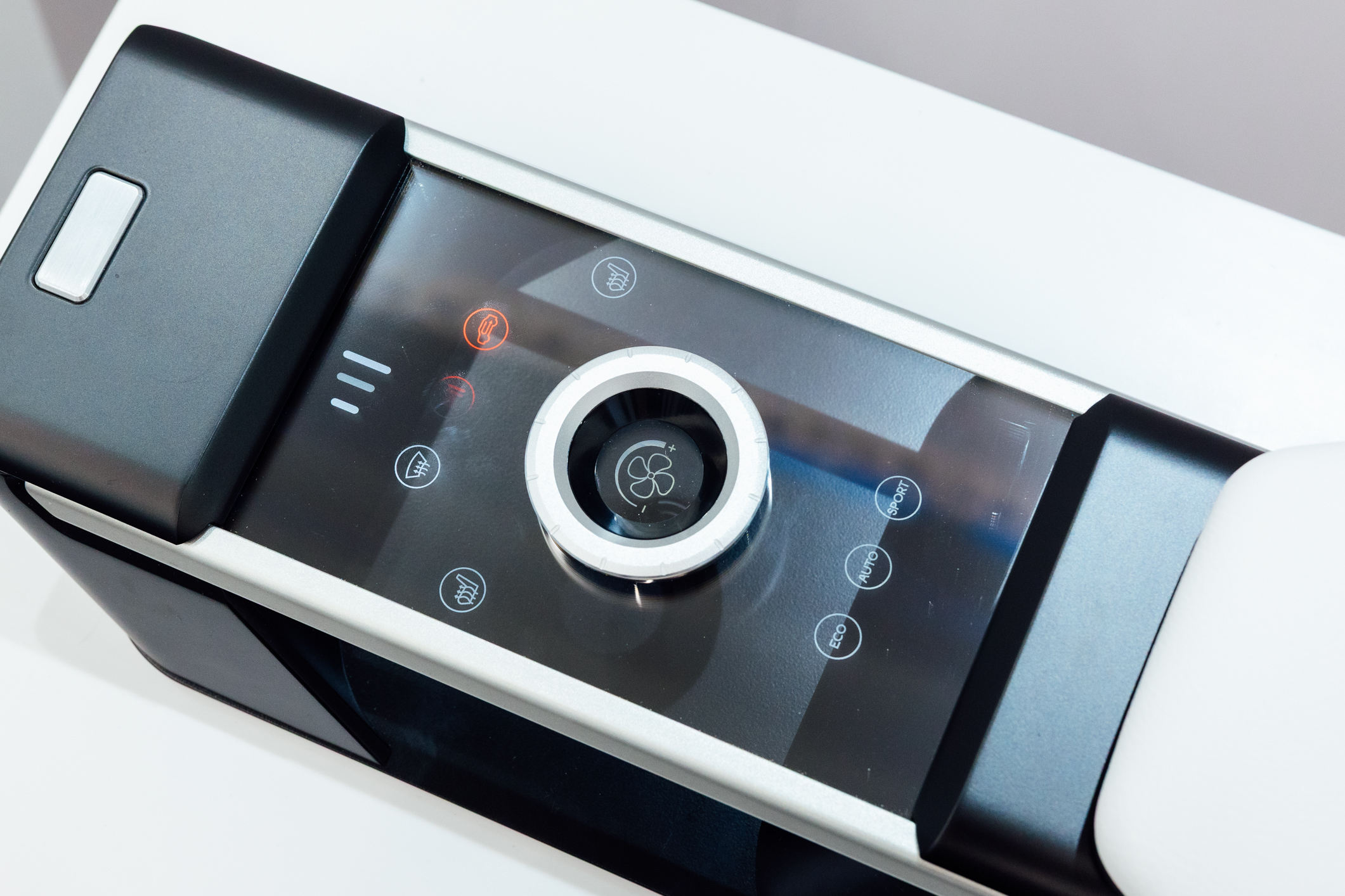 以極簡設計打造的CrystalSense Console，為中央扶手區帶來創新突破，將功能隱藏於簡約的外觀中，並採用懸浮式旋鈕搭配玻璃面板與主動觸覺回饋，僅在操作時才顯現功能選單，提供直覺且可自訂的互動體驗。